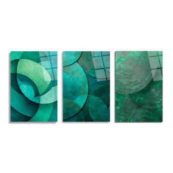 Üç parçalı, zümrüt yeşili ve turkuaz tonlarında, soyut dairesel ve katmanlı desenlere sahip modern cam tablo seti. Her bir panelde farklı ama uyumlu geometrik ve organik şekiller yer alıyor, camın yansımalarıyla derinlik kazanmış.
