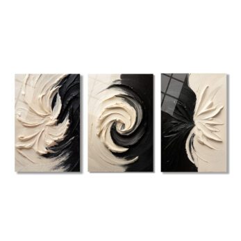 Üç parçalı soyut cam tablo seti. Her bir parça, kalın fırça darbeleriyle oluşturulmuş siyah ve bej/krem renklerde, dalgalı ve spiral desenler içeriyor. Desenler, yin-yang veya çiçek yapraklarını andıran kıvrımlı formlarda. Tabloların yüzeyinde ışık yansımaları mevcut.