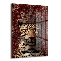 Asil İhtişam: Taçlı Leopar Temalı Dekoratif Cam Tablo Duvar Dekoru Kırmızı oryantal desenli fon önünde taç takmış bir leopar portresi içeren temperli cam tablo, lüks salon dekorasyonu için modern bir duvar sanatı.