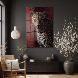 Gizemli Leopar ve Kırmızı Halı: Asil Bakışlı Dekoratif Cam Tablo Duvar Dekoru Gizemli Leopar ve Kırmızı Halı: Asil Bakışlı Dekoratif Cam Tablo