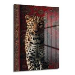 Asil Leopar ve Kırmızı Halı: Modern Dekoratif Temperli Cam Tablo Duvar Dekoru Kırmızı oryantal desenli halı önünde duran güçlü leopar figürlü temperli cam tablo, modern salon ve antre dekorasyonu için göz alıcı bir duvar sanatı.