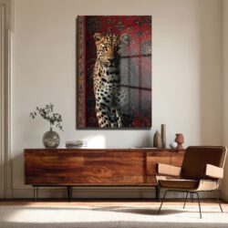 Asil Leopar ve Kırmızı Halı: Modern Dekoratif Temperli Cam Tablo Duvar Dekoru Asil Leopar ve Kırmızı Halı: Modern Dekoratif Temperli Cam Tablo