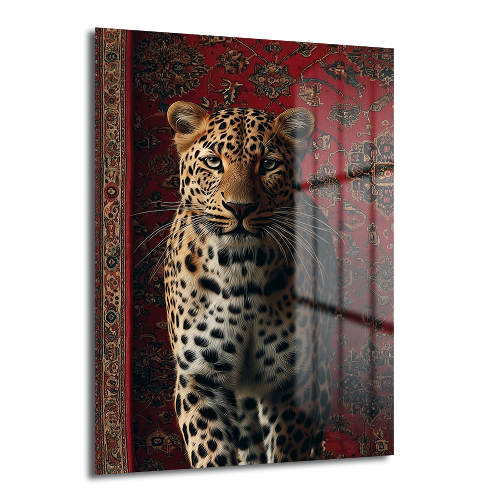 Asil Leopar ve Kırmızı Halı: Modern Dekoratif Temperli Cam Tablo Duvar Dekoru Kırmızı oryantal desenli halı önünde duran güçlü leopar figürlü temperli cam tablo, modern salon ve antre dekorasyonu için göz alıcı bir duvar sanatı.