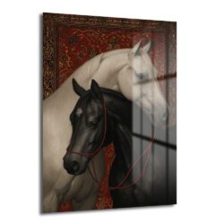 Kırmızı ve gold desenli oryantal bir fonun önünde zarifçe duran, bir siyah ve bir beyaz atın başlarını gösteren, modern salonlar için temperli cam tablo.