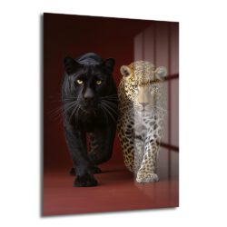 Vahşi Zarafet: Kara Panter ve Leopar Temperli Cam Tablo Duvar Dekoru Koyu bordo arka planda yürüyen, bir kara panter ve bir leopar figürlerinin yer aldığı temperli cam tablo, modern vahşi yaşam temalı duvar dekorasyonu.