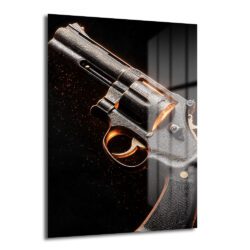 Altın Işıltılı Gravürlü Revolver Cam Tablo: Gücün Sanatsal Yansıması Duvar Dekoru Koyu arka planda altın ışıklarla vurgulanmış, detaylı gravürlere sahip vintage revolver temalı temperli cam tablo, modern ve güçlü duvar dekorasyonu.