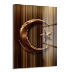 Dikey çizgili kahverengi ve altın tonlarında arka plan üzerinde parlak altın rengi hilal ve yıldız figürlü temperli cam tablo, modern İslami duvar dekorasyonu.