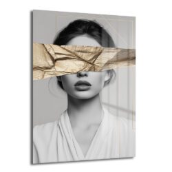 Altın Dokunuşlu Gizem: Modern Kadın Portre Temperli Cam Tablo Duvar Dekoru Gözleri altın buruşuk bantla kapatılmış, siyah beyaz bir kadının minimalist portresini gösteren modern temperli cam tablo, salon ve ofis duvar dekorasyonu için ideal.