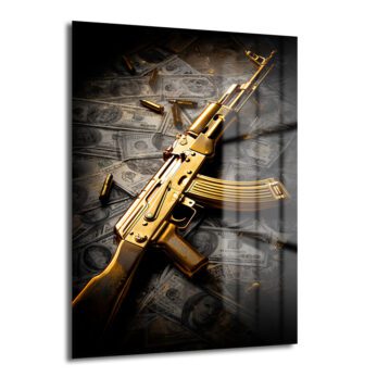 Yüz dolarlık banknotlar üzerinde duran altın kaplama AK-47 tüfek ve mermilerin yer aldığı, lüks ve gücü temsil eden modern cam tablo. Salon ve ofis duvar dekorasyonu için ideal bir temperli cam tablo.