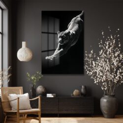 Kara Panter'in Dinamik Hareketi: Siyah Beyaz Modern Cam Tablo Duvar Dekoru Kara Panter'in Dinamik Hareketi: Siyah Beyaz Modern Cam Tablo