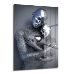 Metal zincir dokulu iki figürün birbirine sarıldığı, göğsünde parlak kalp detayı bulunan gümüş renkli modern temperli cam tablo, yatak odası dekorasyonu için ideal.