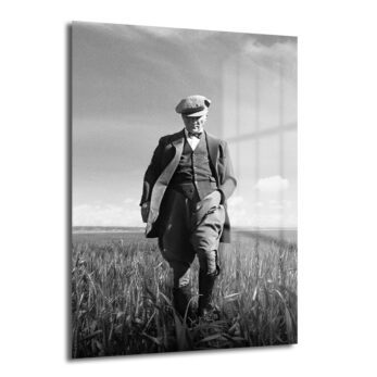Mustafa Kemal Atatürk'ün buğday tarlasında yürüdüğü siyah beyaz fotoğrafın yer aldığı temperli cam tablo, ofis ve salon duvar dekorasyonu için ideal.