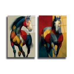 Canlı renklerde geometrik desenlerle stilize edilmiş iki soyut at figürünün yer aldığı, modern sanat tarzında bir cam tablo çifti. Kırmızı, mavi, sarı ve toprak tonları hakimdir.