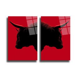 Kırmızı arka plan üzerinde, siyah silüet halinde, birbirine bakan iki boğa başının modern sanatsal çizimini gösteren ikili cam tablo. Güçlü ve çarpıcı bir görsel.