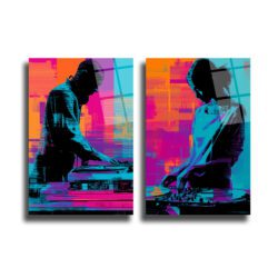 Neon Ritimler DJ Performansı Cam Tablo - Modern Sanat Dekorasyonu Duvar Dekoru Canlı neon pembe, turuncu ve turkuaz renklerde soyut, glitch efekti arka planlara sahip iki DJ'in siluetlerini gösteren modern cam tablo. Sol tarafta erkek, sağ tarafta kadın DJ pikap başında müzik çalıyor.