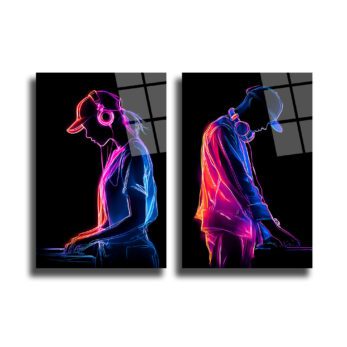 Anasayfa Duvar Dekoru Koyu arka plan üzerinde, neon pembe, mavi, kırmızı ve mor renklerle çizilmiş, kulaklıklı iki DJ figürünün olduğu, modern ve enerjik bir cam tablo seti.