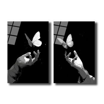 Anasayfa Duvar Dekoru Siyah bir zeminde, iki ayrı cam tablo panelinde birbirine uzanan eller ve üzerlerinde uçuşan beyaz kelebekler. Minimalist ve yüksek kontrastlı bir görsel.