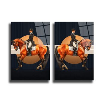 İki parçalı modern cam tablo seti. Her bir tabloda siyah şapka ve ceketli bir binicinin kahverengi bir at üzerinde duruşu stilize edilmiş bir şekilde tasvir edilmiştir. Arka planda koyu mavi çizgili desenler ve büyük turuncu bir daire bulunmaktadır.