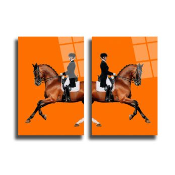 Canlı turuncu arka plan üzerinde, şık bir at ve binicisinin dressage hareketini sergilediği iki parçalı modern cam duvar sanatı.