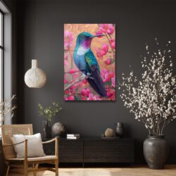 Canlı Kolibri ve Pembe Çiçekler Cam Tablo - Bahar Esintisi Duvar Dekoru Canlı Kolibri ve Pembe Çiçekler Cam Tablo - Bahar Esintisi