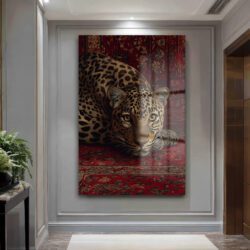 Vahşi Zarafet: Kırmızı Halıda Leopar Cam Tablo Duvar Dekoru Vahşi Zarafet: Kırmızı Halıda Leopar Cam Tablo