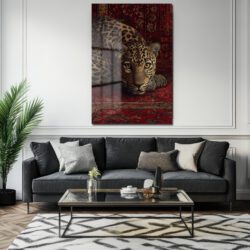 Vahşi Zarafet: Kırmızı Halıda Leopar Cam Tablo Duvar Dekoru Vahşi Zarafet: Kırmızı Halıda Leopar Cam Tablo