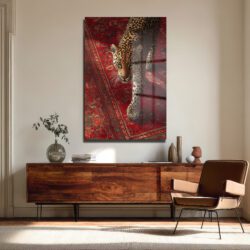 Çarpıcı Leopar Kırmızı Halı Üzerinde Cam Tablo Duvar Dekoru Çarpıcı Leopar Kırmızı Halı Üzerinde Cam Tablo