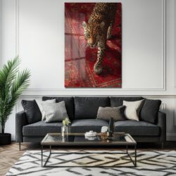 Çarpıcı Leopar Kırmızı Halı Üzerinde Cam Tablo Duvar Dekoru Çarpıcı Leopar Kırmızı Halı Üzerinde Cam Tablo