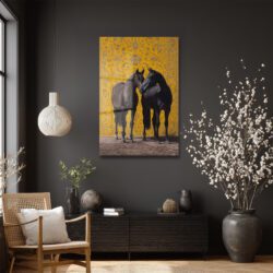 Asil Atlar ve Sarı Desenler Temalı Cam Tablo Duvar Dekoru Asil Atlar ve Sarı Desenler Temalı Cam Tablo
