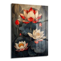 Koyu arka planda kırmızı, beyaz ve krem tonlarında açmış ve tomurcuk halindeki lotus çiçekleri ile büyük, lacivert yaprakları gösteren modern tarzda bir cam tablo. Altın rengi ince çizgiler ve soyut desenlerle zenginleştirilmiştir.