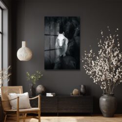 Sürüde Beyaz At: Güç ve Asalet Cam Tablo Duvar Dekoru Sürüde Beyaz At: Güç ve Asalet Cam Tablo