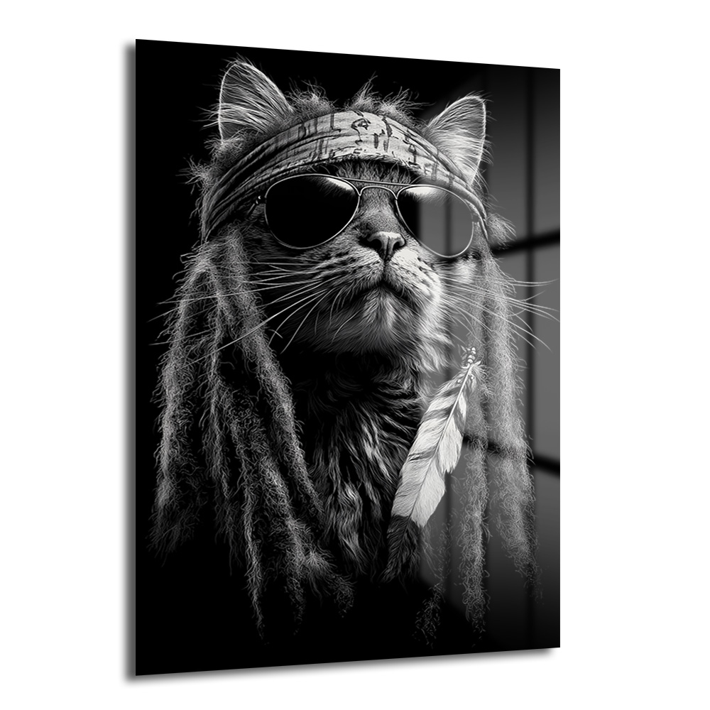 Asi Ruhlu Kedi: Rock Yıldızı Tarzı Cam Tablo Duvar Dekoru Siyah beyaz tonlarda, dreadlock saçlı, bandana ve güneş gözlüğü takan havalı bir kedinin yakın çekim portresi, yanında beyaz bir tüy detayıyla.