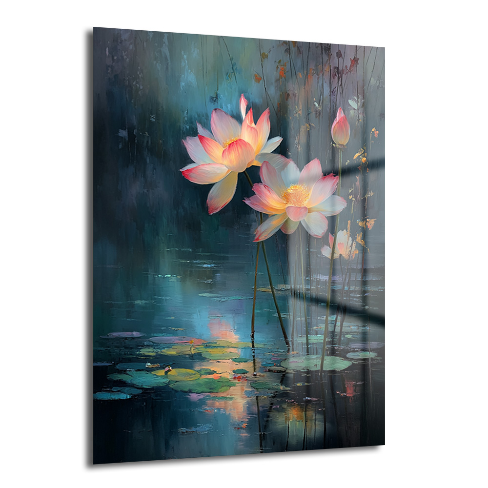 Büyüleyici Lotus Çiçekleri Cam Tablo | Dinginlik ve Zarafet Duvar Dekoru Koyu mavi ve turkuaz tonlarında bir gölette, pembe ve beyaz yapraklı lotus çiçeklerinin su yüzeyine yansımasını gösteren sanatsal cam tablo.