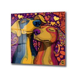 Birbirine sarılmış iki stilize köpeğin yer aldığı, arka planında kalpler ve soyut desenlerin bulunduğu, canlı sarı, mor, turuncu ve mavi tonlarında sanatsal bir cam tablo.