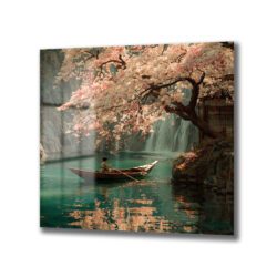 Japon bahar manzarasında, pembe sakura çiçekleriyle dolu bir ağacın altında, turkuaz suda küçük bir teknede kürek çeken bir kişi ve arka planda şelale bulunan huzurlu bir cam tablo.