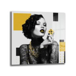 Art Deco Glamour: Altın Zar ve Gizemli Kadın Cam Tablo Duvar Dekoru Art Deco Glamour: Altın Zar ve Gizemli Kadın Cam Tablo