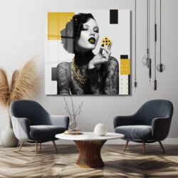 Art Deco Glamour: Altın Zar ve Gizemli Kadın Cam Tablo Duvar Dekoru Art Deco Glamour: Altın Zar ve Gizemli Kadın Cam Tablo