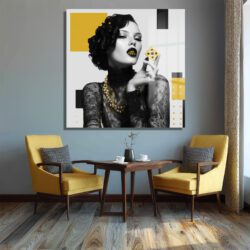 Art Deco Glamour: Altın Zar ve Gizemli Kadın Cam Tablo Duvar Dekoru Art Deco Glamour: Altın Zar ve Gizemli Kadın Cam Tablo