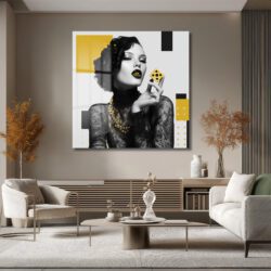 Art Deco Glamour: Altın Zar ve Gizemli Kadın Cam Tablo Duvar Dekoru Art Deco Glamour: Altın Zar ve Gizemli Kadın Cam Tablo