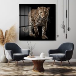 Vahşi Zarafet: Kara Fon Leopar Cam Tablo Duvar Dekoru Vahşi Zarafet: Kara Fon Leopar Cam Tablo