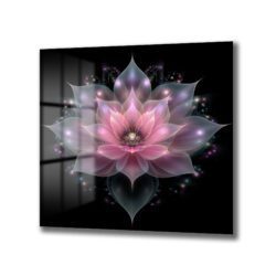 Koyu siyah bir arka plan üzerinde pembe, mor ve mavi tonlarında parlayan, dijital olarak oluşturulmuş, soyut ve ışıltılı bir lotus çiçeği desenine sahip cam tablo. Çiçeğin etrafında parıldayan küçük ışık noktaları ve yarı saydam yapraklar bulunuyor.