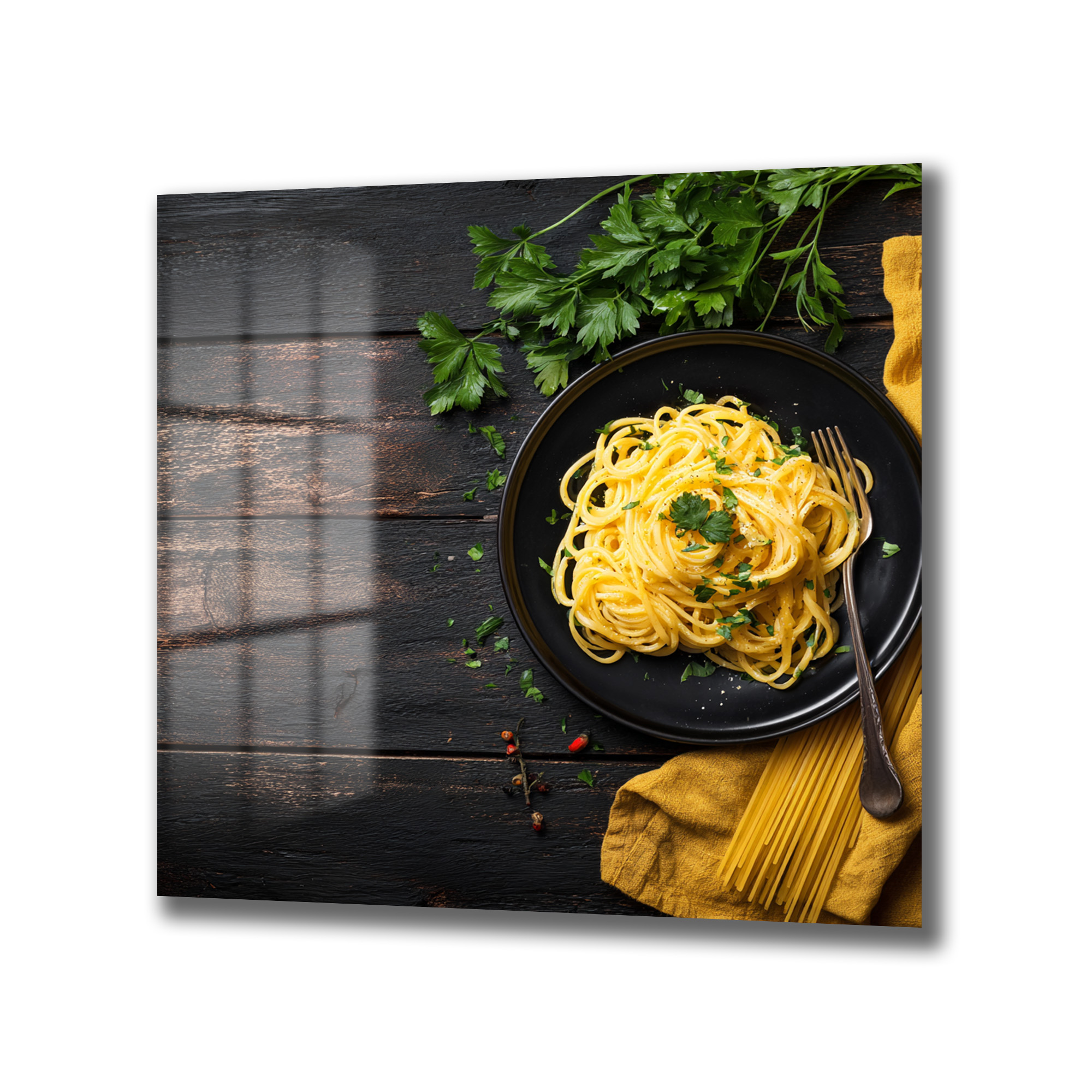 Lezzetli Makarna Ziyafeti Cam Tablo Duvar Dekoru Koyu kahverengi ahşap bir masa üzerinde, siyah tabakta servis edilmiş, taze maydanozla süslenmiş iştah açıcı sarı spagetti tabağı. Yanında bir çatal, sarı bir kumaş peçete ve kuru spagetti demetleri bulunuyor. Masa üzerinde ayrıca baharat taneleri de serpiştirilmiş.
