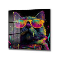 Renkli Gözlüklü Havalı Kedi Sanat Cam Tablo Duvar Dekoru Canlı neon renklerle boya sıçramış efektiyle tasarlanmış, sarı çerçeveli gözlük takan cool bir kedi portresi. Siyah arka plan üzerinde mor, pembe, yeşil ve turuncu tonlar hakim.