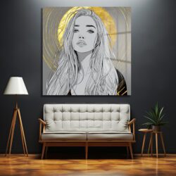 Gri ve altın tonlarında, uzun saçlı, modern bir kadının sanatsal portresi. Kadının etrafında altın renkli dairesel çizgiler ve bir halo efekti bulunuyor. Tablo, karanlık bir duvarda, modern bir oturma odasında sergileniyor.