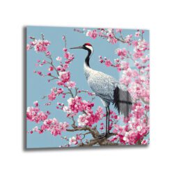 Açık mavi zeminde pembe sakura çiçekleriyle dolu bir dalda duran, kırmızı tepeli Japon turna kuşu figürlü cam tablo.