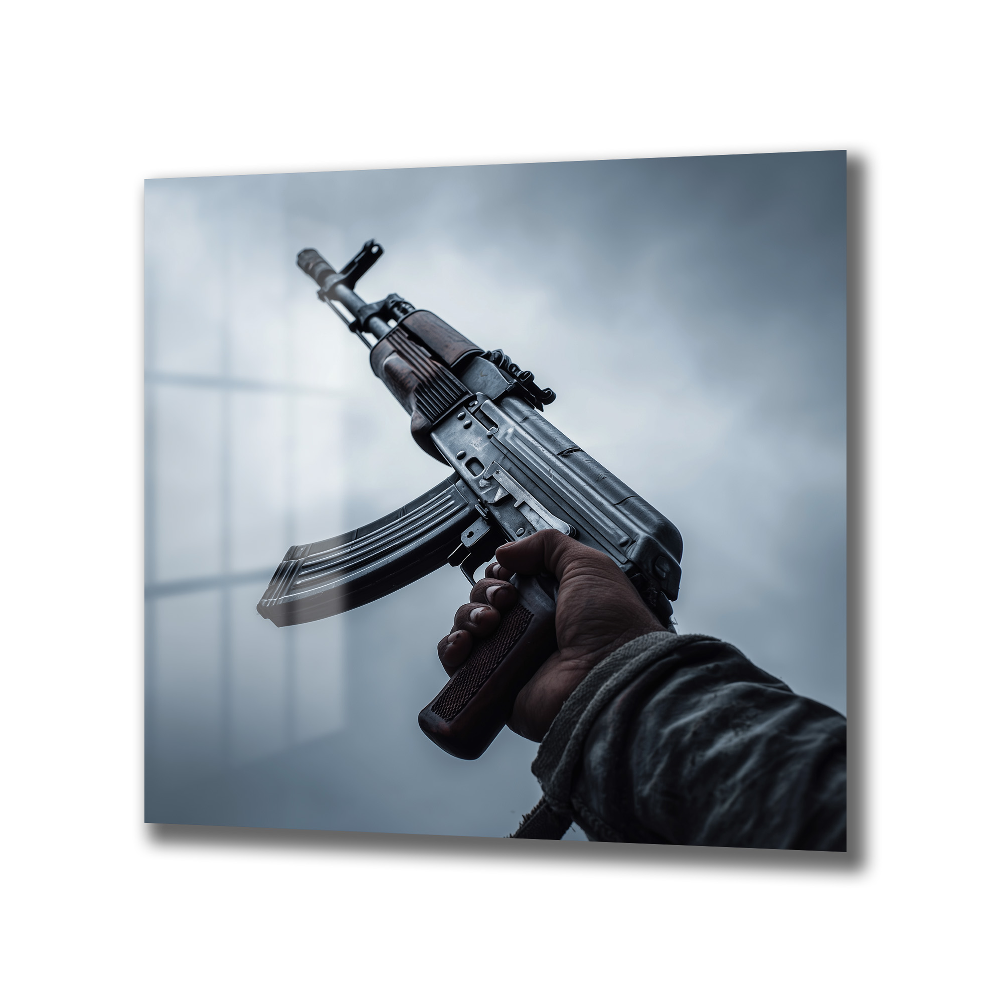 Cesur İfade: Sanatsal AK-47 Temalı Modern Cam Tablo Duvar Dekoru Bir elin yukarı doğru tuttuğu, gri ve bulutlu bir gökyüzü önünde duran, metalik ve ahşap detaylara sahip bir AK-47 tüfeğinin yakın çekim görüntüsü. Silahın gölgesi ve yansımaları cam yüzeyde belirgin.