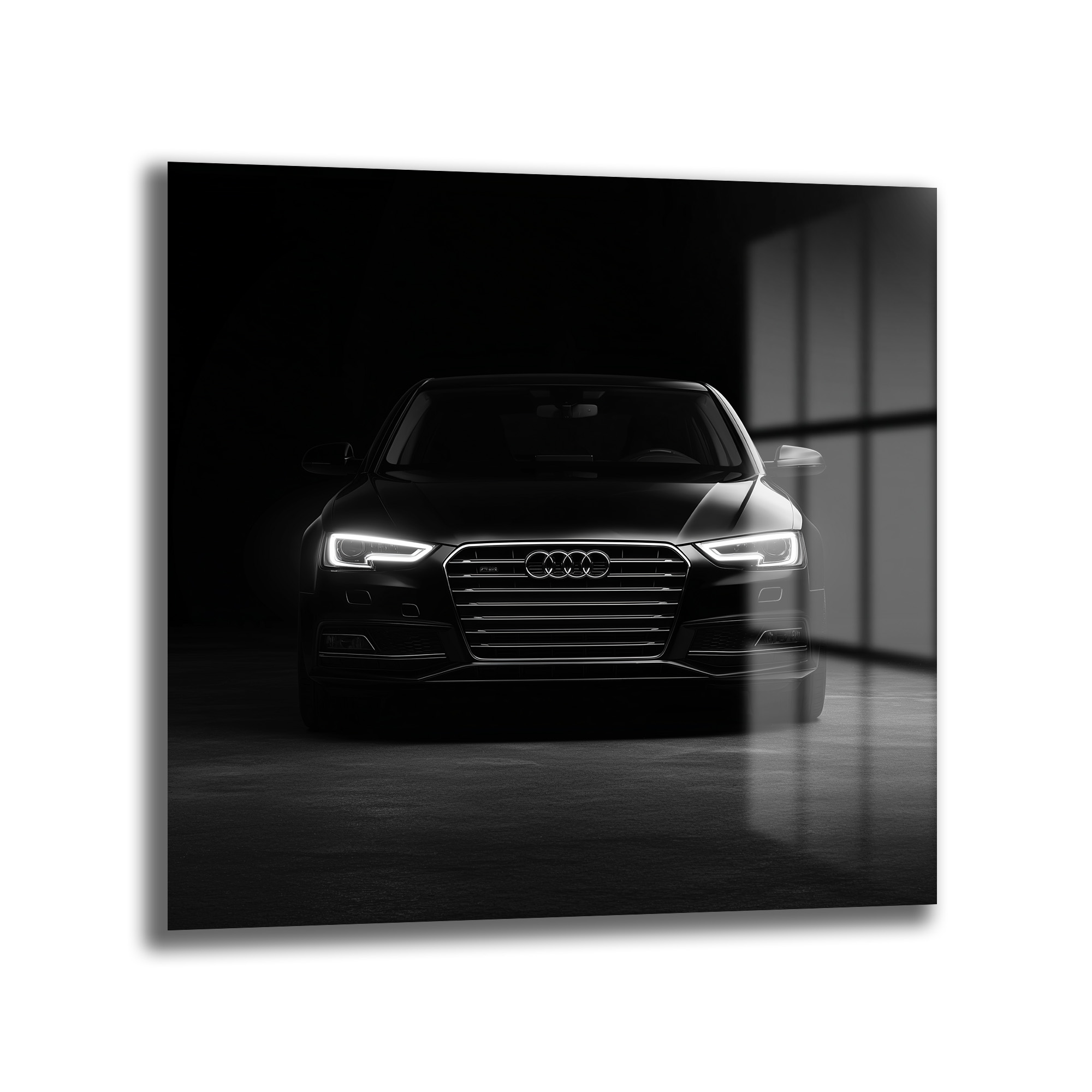 Lüks Siyah Audi Otomobil Cam Tablo – Modern Sanat Duvar Dekoru Duvar Dekoru Karanlık bir ortamda, parlak farları açık, önden çekilmiş siyah renkli modern Audi otomobilin cam tablo görünümü.
