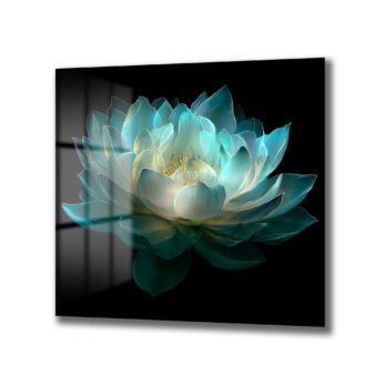 Anasayfa Duvar Dekoru Koyu siyah bir arka plan üzerinde, turkuaz ve beyaz tonlarında, yarı saydam ve parlayan yapraklara sahip, detaylı bir lotus çiçeği gösteren modern cam tablo.