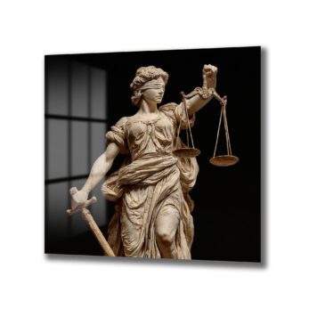 Anasayfa Duvar Dekoru Gözleri bağlı, bir elinde terazi, diğer elinde kılıç tutan antik Themis heykeli cam tablo, koyu arka plan üzerinde vurgulanmış.
