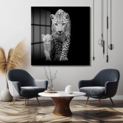 Vahşi Zarafet: Leopar Anne ve Yavru Büyüleyici Gözler Cam Tablo Duvar Dekoru Vahşi Zarafet: Leopar Anne ve Yavru Büyüleyici Gözler Cam Tablo